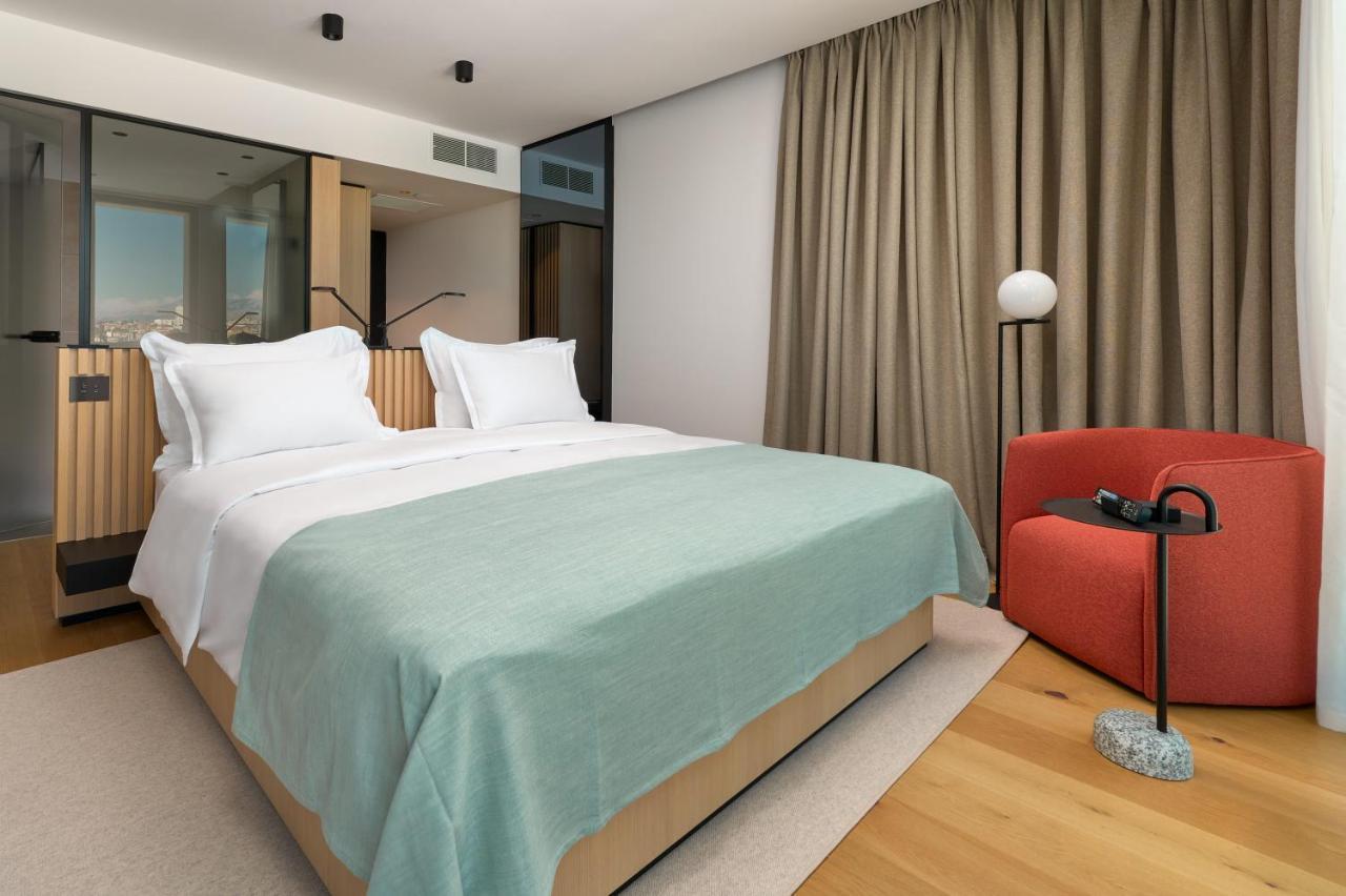 Hotel Ambasador Split Exterior foto A bedroom at the Hotel