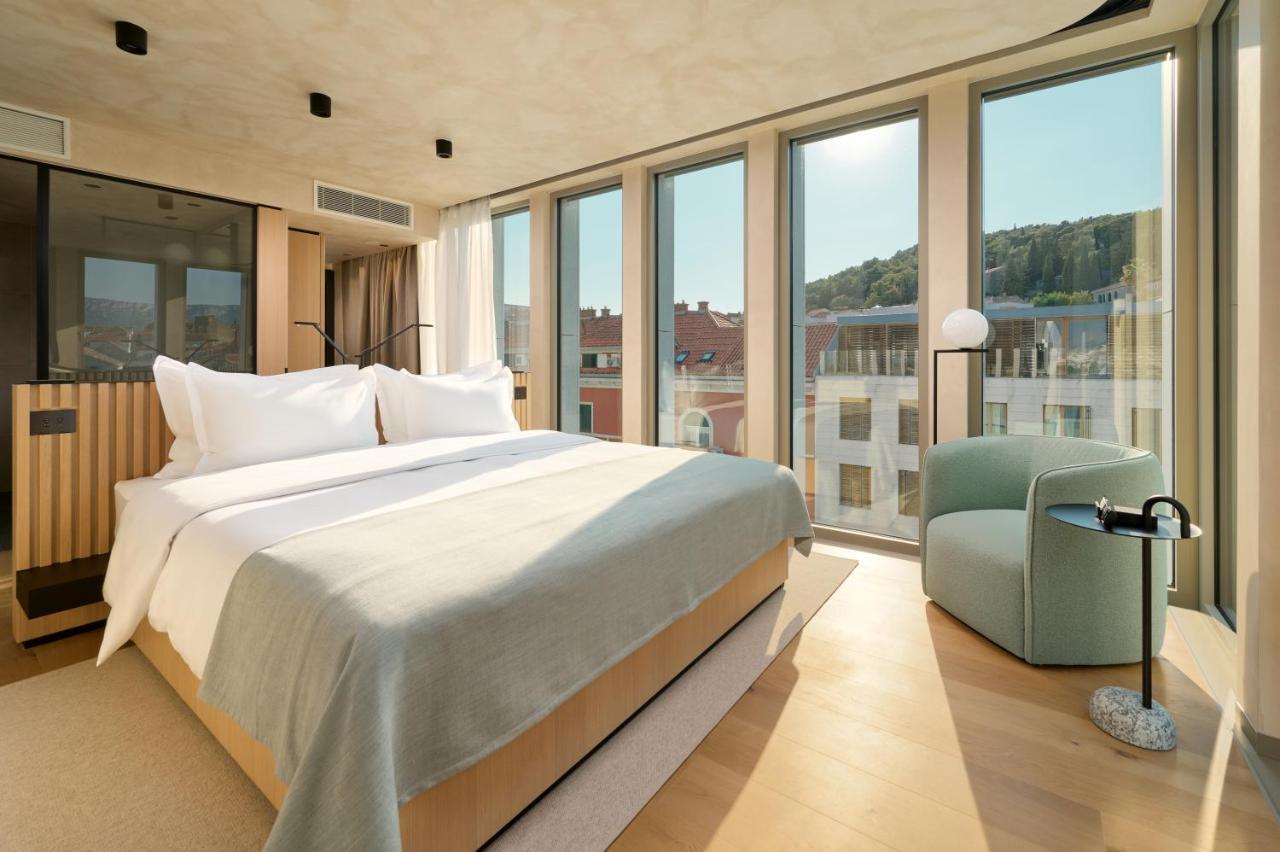 Hotel Ambasador Split Exterior foto A room at the hotel
