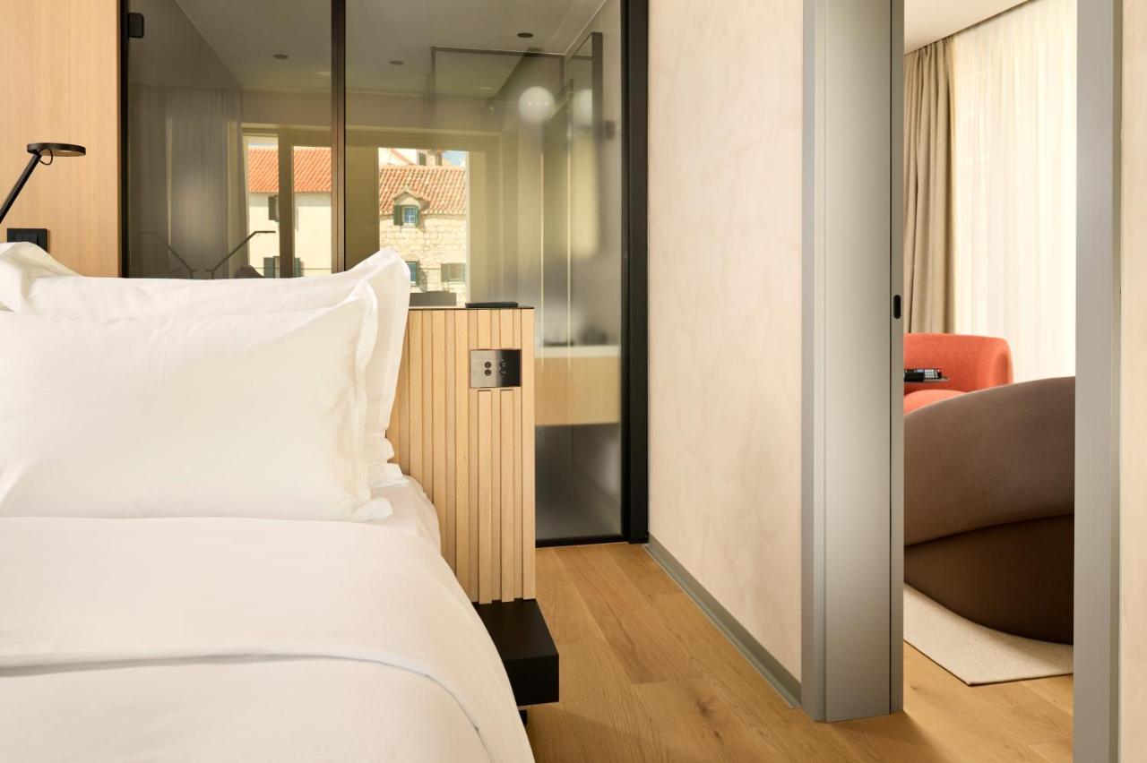 Hotel Ambasador Split Exterior foto A room at the hotel