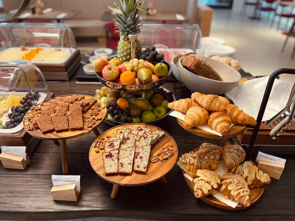 Hotel Ambasador Split Exterior foto A selection of breakfast items at a hotel