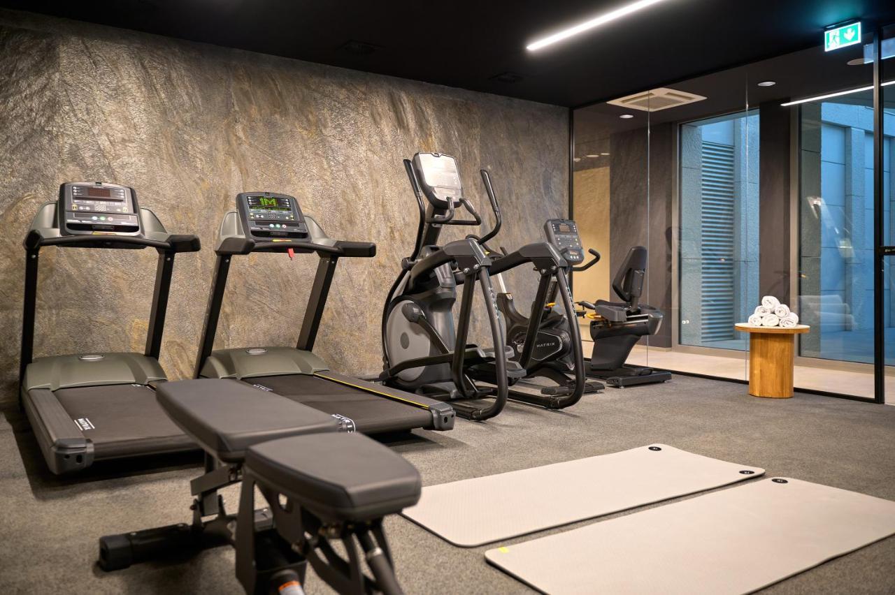 Hotel Ambasador Split Exterior foto A gym at a hotel