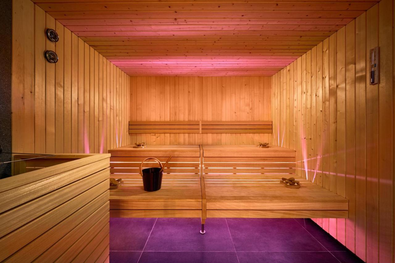 Hotel Ambasador Split Exterior foto A Finnish sauna