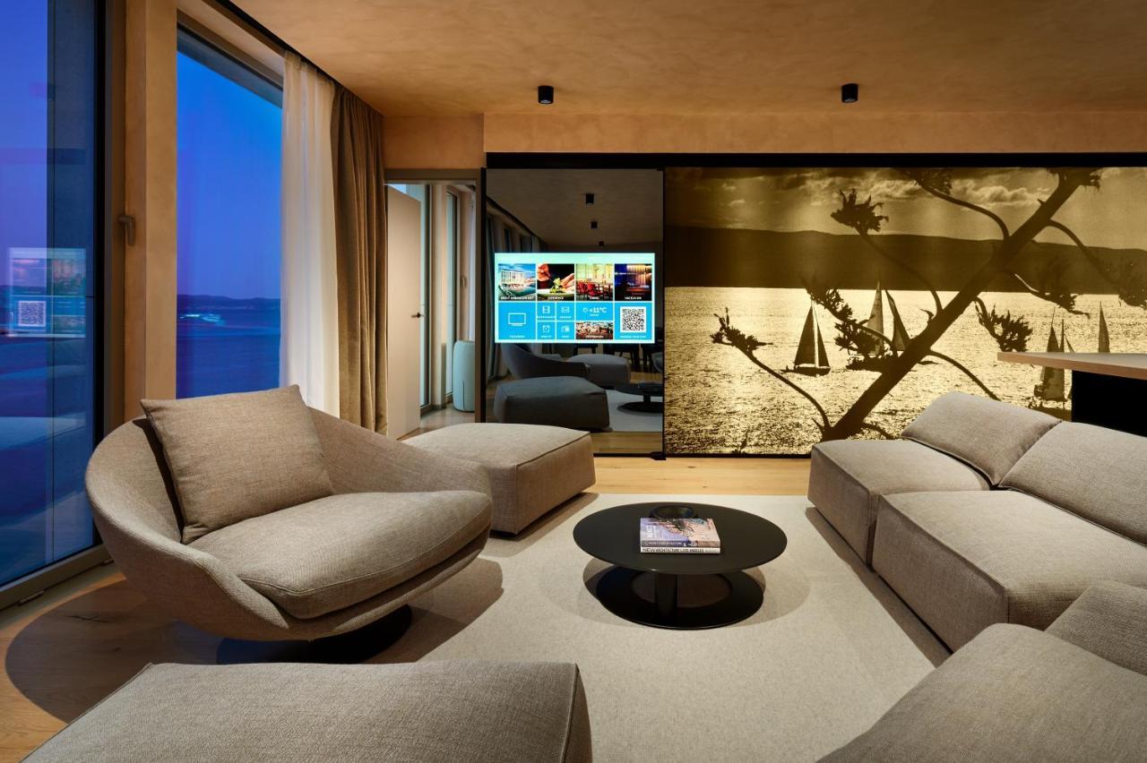 Hotel Ambasador Split Exterior foto A living room in a private home