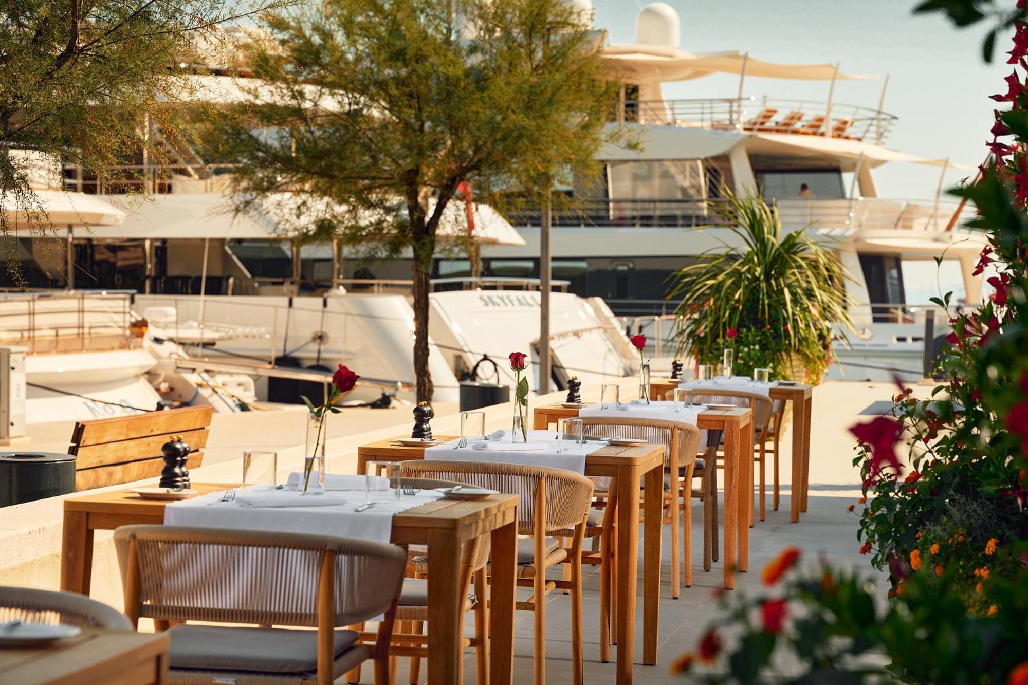 Hotel Ambasador Split Exterior foto Restaurant