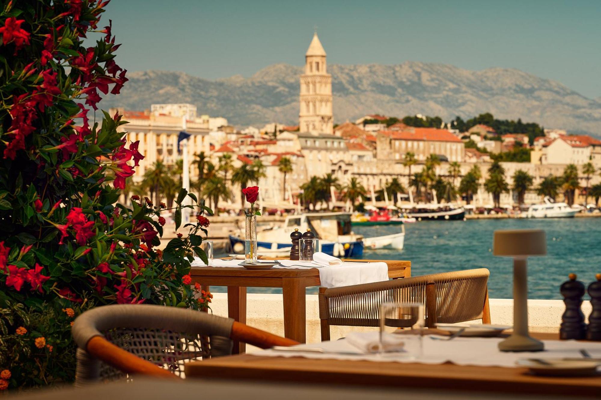 Hotel Ambasador Split Exterior foto View of the Old Town of Split from the Hotel