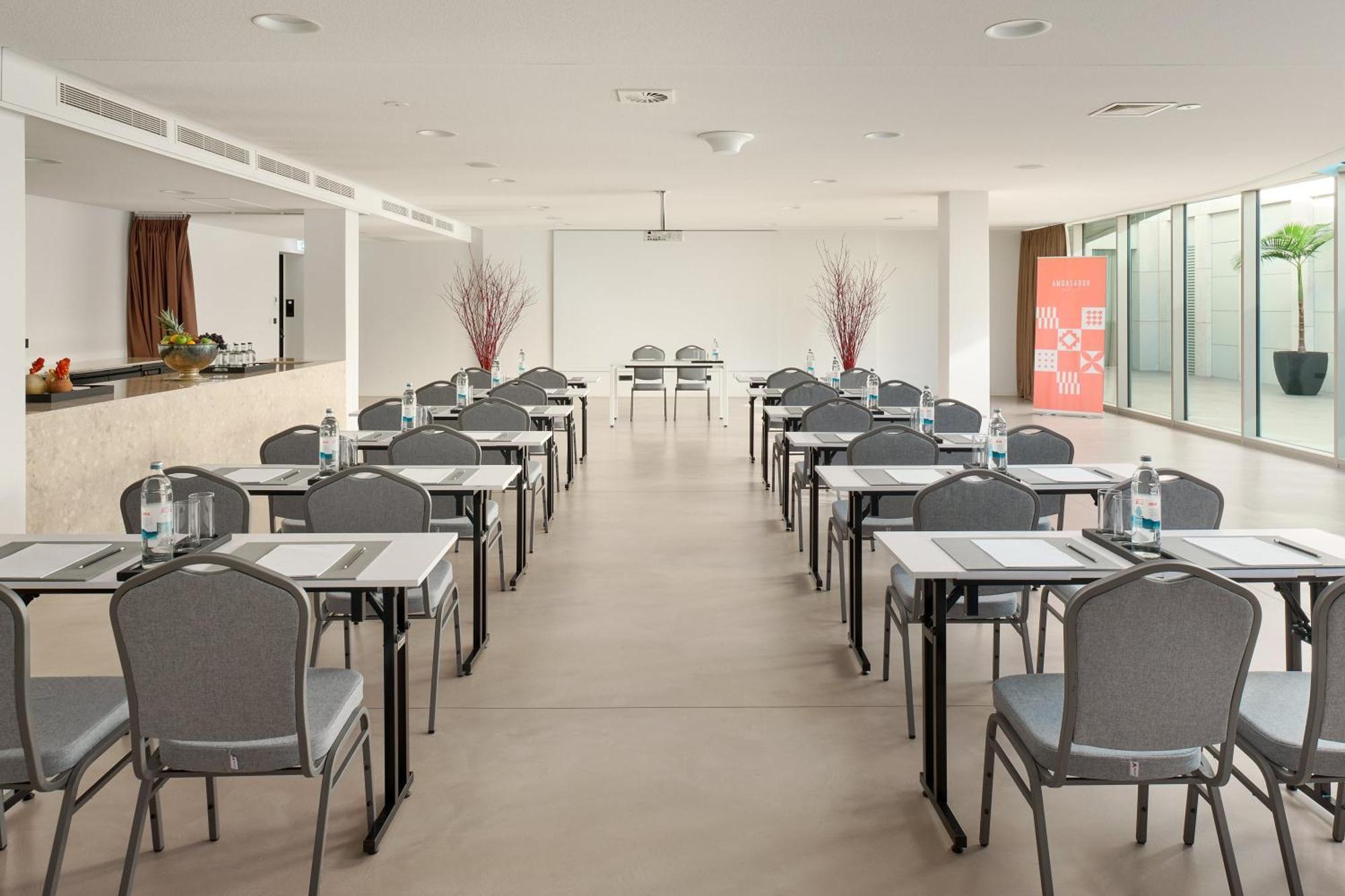 Hotel Ambasador Split Exterior foto Meeting room