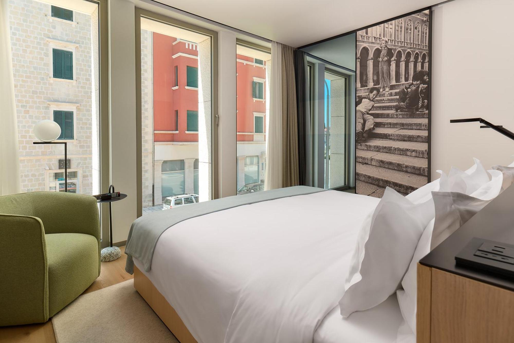 Hotel Ambasador Split Exterior foto A bedroom at the hotel