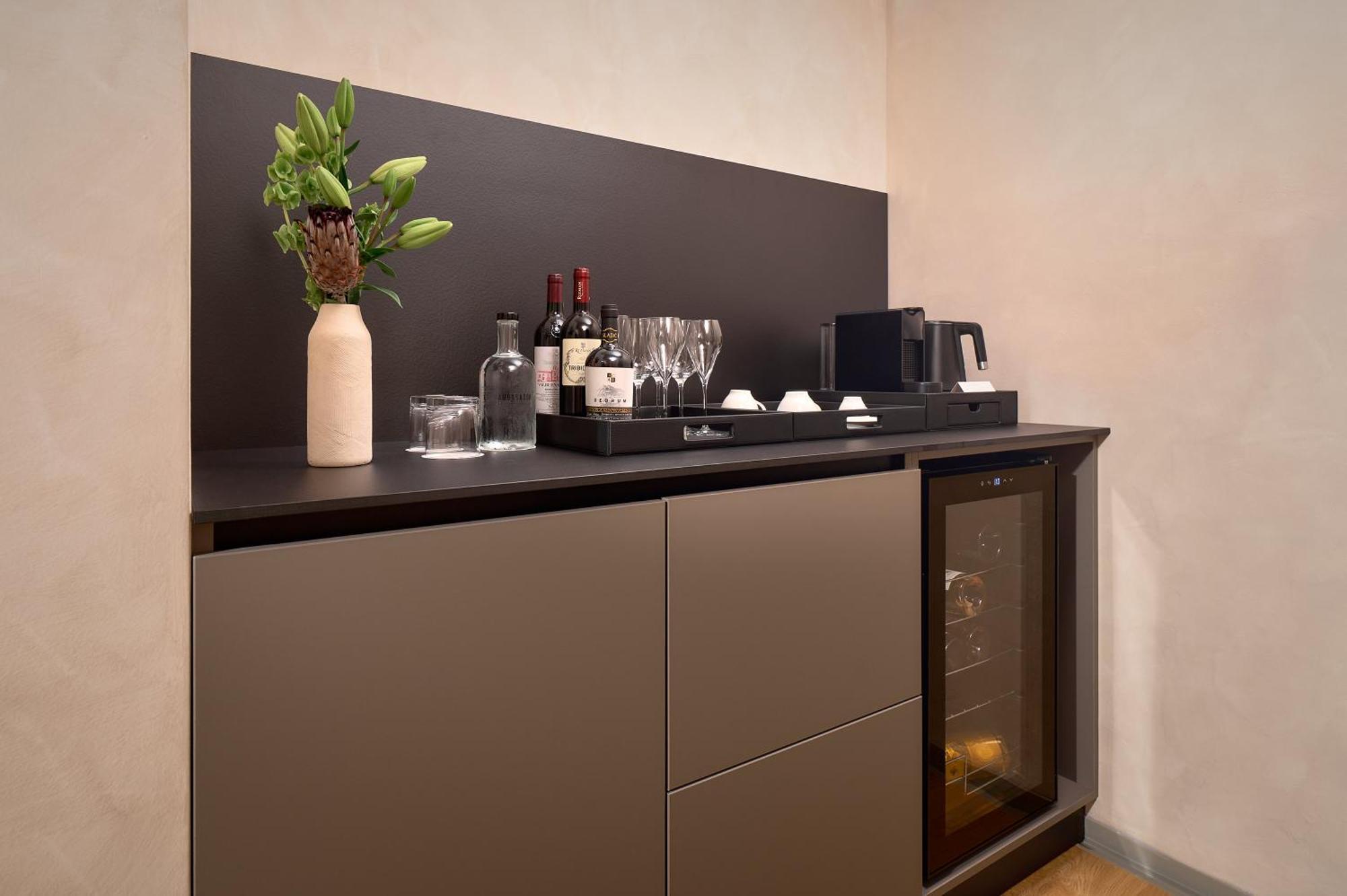 Hotel Ambasador Split Exterior foto A wet bar in a hotel room